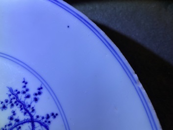 Een Chinese blauw-witte 'Drie vrienden van de winter' schotel, Xuande mark, Kangxi